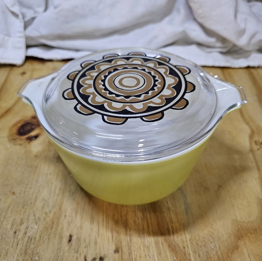 Vintage pyrex sol flower bowl